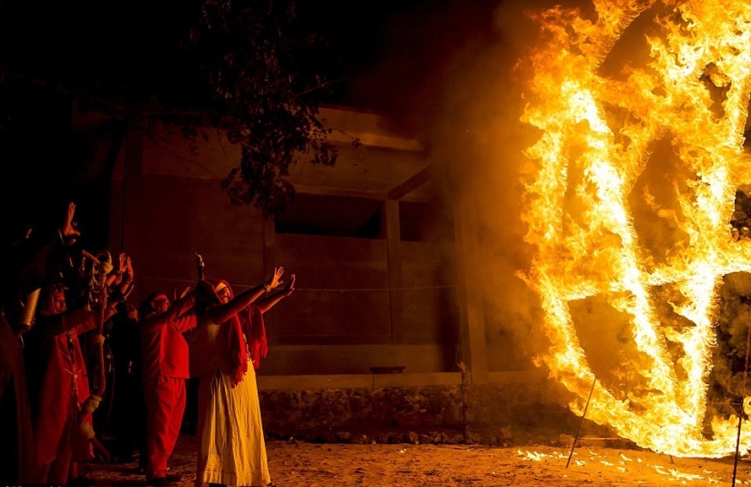 Fotos prohibidas de la escalofriante masa negra de satanistas Fotos prohibidas de la escalofriante masa negra de satanistas