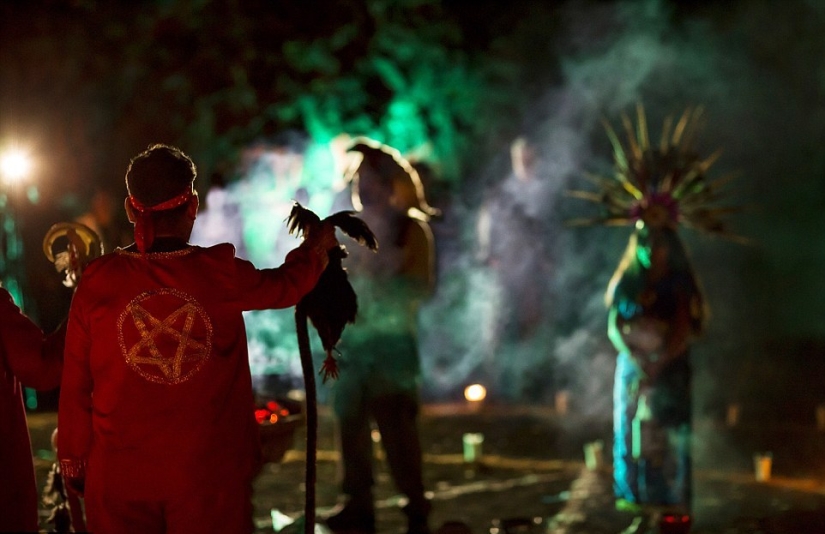 Fotos prohibidas de la escalofriante masa negra de satanistas Fotos prohibidas de la escalofriante masa negra de satanistas