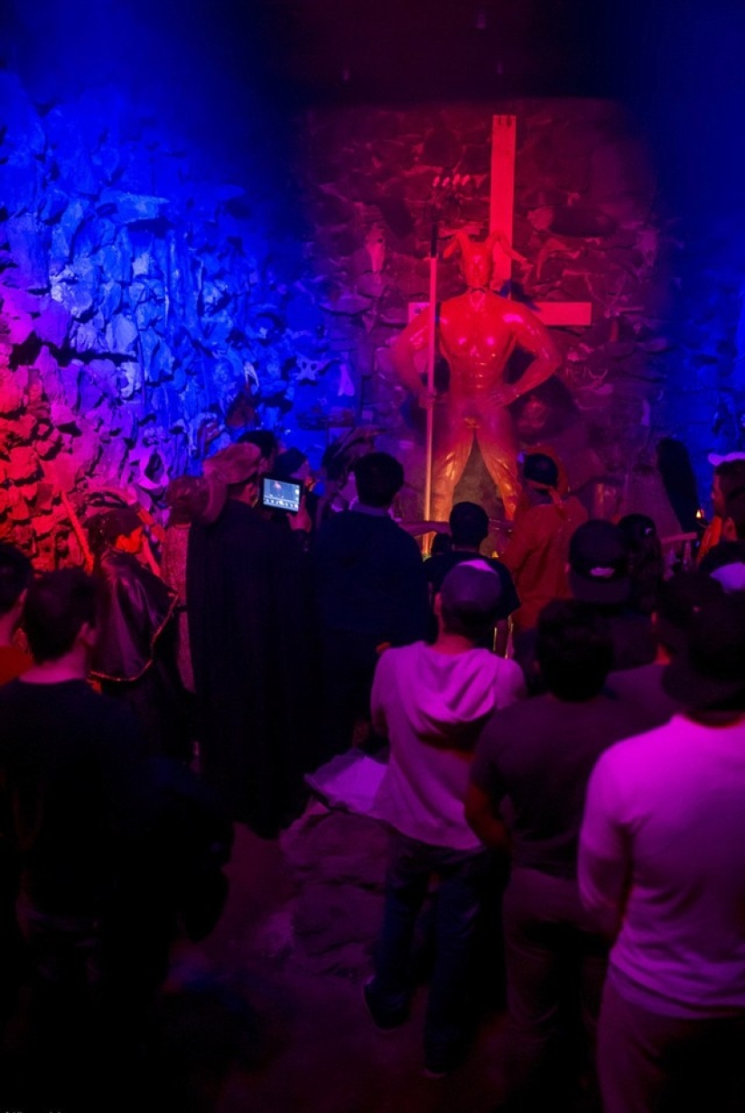 Fotos prohibidas de la escalofriante masa negra de satanistas Fotos prohibidas de la escalofriante masa negra de satanistas