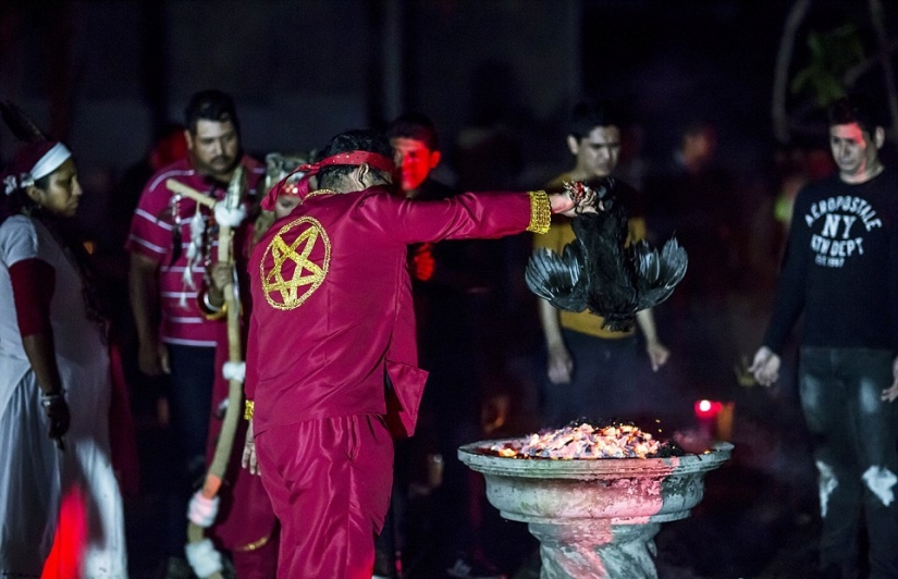 Fotos prohibidas de la escalofriante masa negra de satanistas Fotos prohibidas de la escalofriante masa negra de satanistas