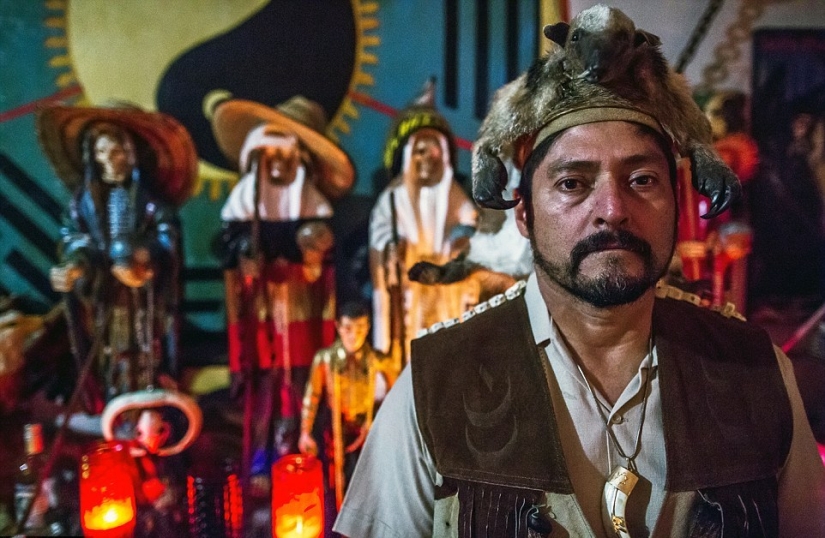 Fotos prohibidas de la escalofriante masa negra de satanistas Fotos prohibidas de la escalofriante masa negra de satanistas