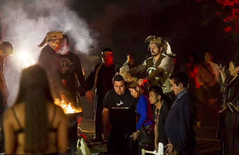 Fotos prohibidas de la escalofriante masa negra de satanistas Fotos prohibidas de la escalofriante masa negra de satanistas