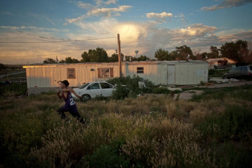 Fotos surrealistas de la vida de los indios Oglala Lakota modernos Fotos surrealistas de la vida de los indios Oglala Lakota modernos