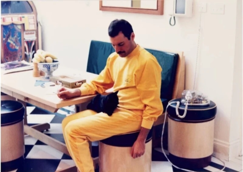 Freddie Mercury’s Never-Before-Seen Personal Photos to be Sold at Auction