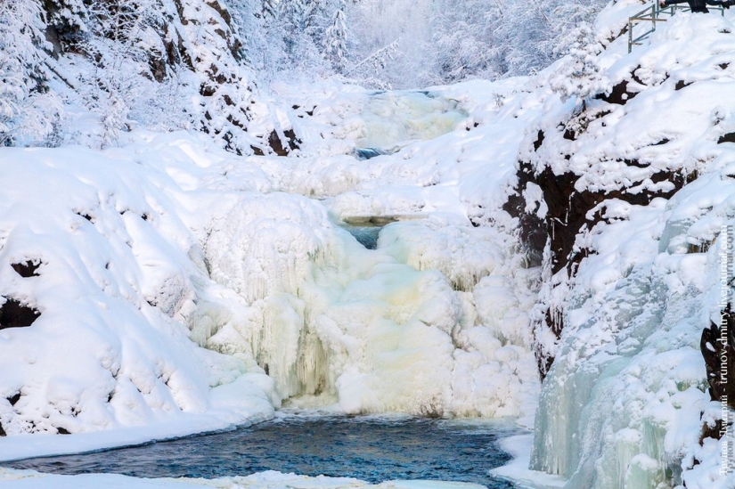 “Frozen, but not frozen” - Kivach waterfall in winter