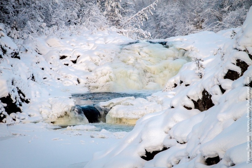 “Frozen, but not frozen” - Kivach waterfall in winter
