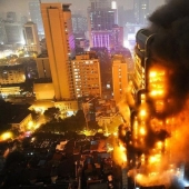 Fuego infernal en un rascacielos chino