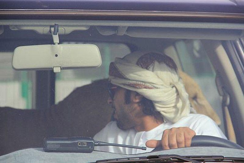 Gatos depredadores y coches caros: el ocio de un árabe millonario