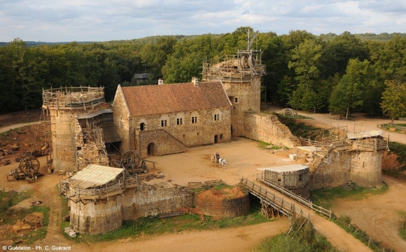 Gedelon es un castillo medieval en Francia, que se está construyendo ahora Gedelon es un castillo medieval en Francia, que se está construyendo ahora