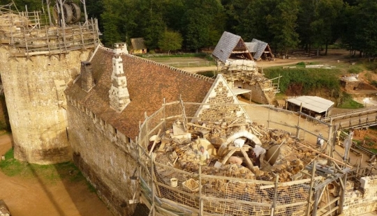 Gedelon es un castillo medieval en Francia, que se está construyendo ahora Gedelon es un castillo medieval en Francia, que se está construyendo ahora