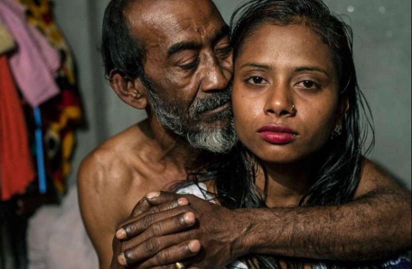 Girls are forced to "sell" themselves, and it's legal - life in a Bangladesh brothel
