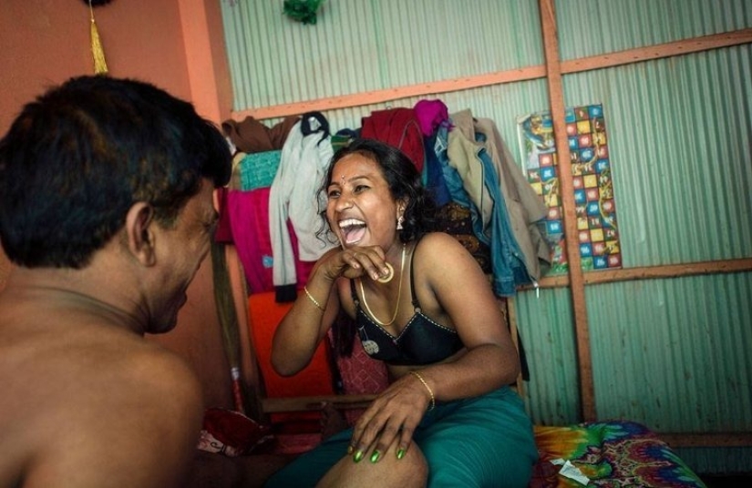 Girls are forced to "sell" themselves, and it's legal - life in a Bangladesh brothel