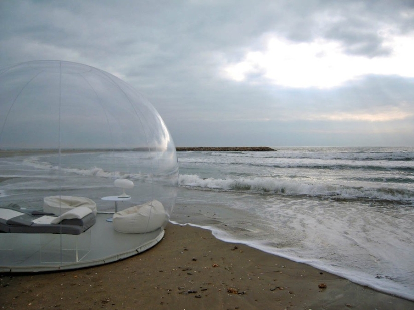 Glamorous camping: a transparent tent for maximum rapprochement with nature