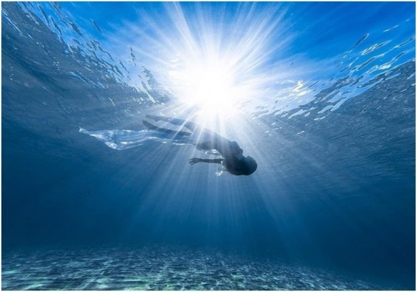 Graceful mermaids in weightlessness in the paintings of an underwater photographer (14 photos) Graceful mermaids in weightlessness in the paintings of an underwater photographer (14 photos)