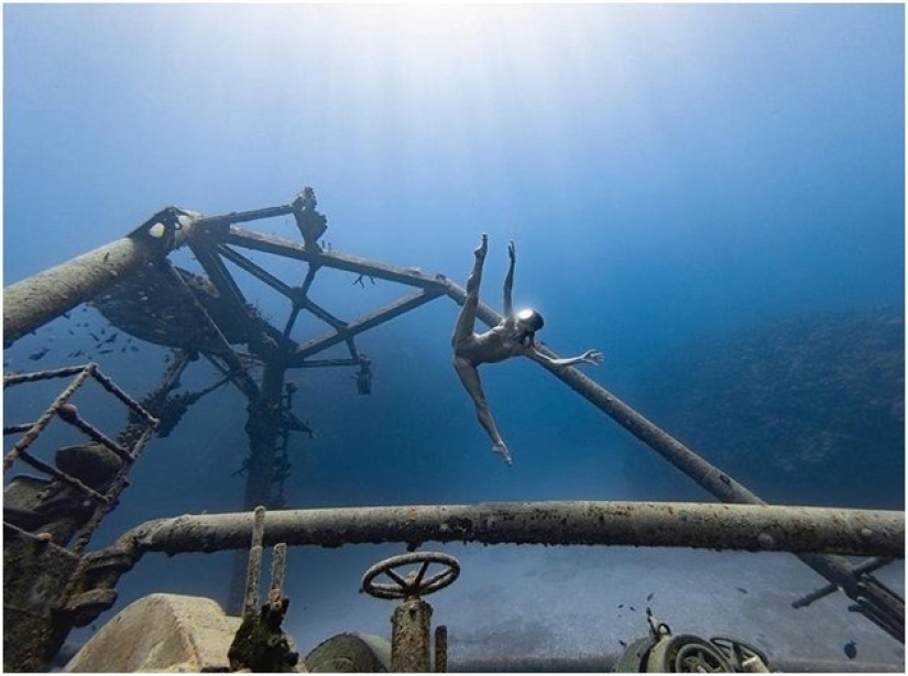 Graciosas sirenas en ingravidez en las pinturas de un fotógrafo submarino (14 fotos)