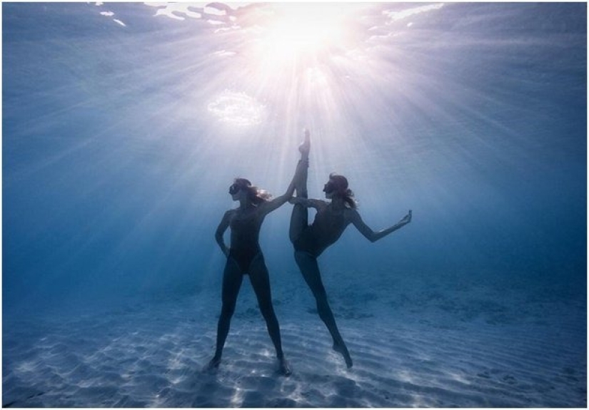 Graciosas sirenas en ingravidez en las pinturas de un fotógrafo submarino (14 fotos)