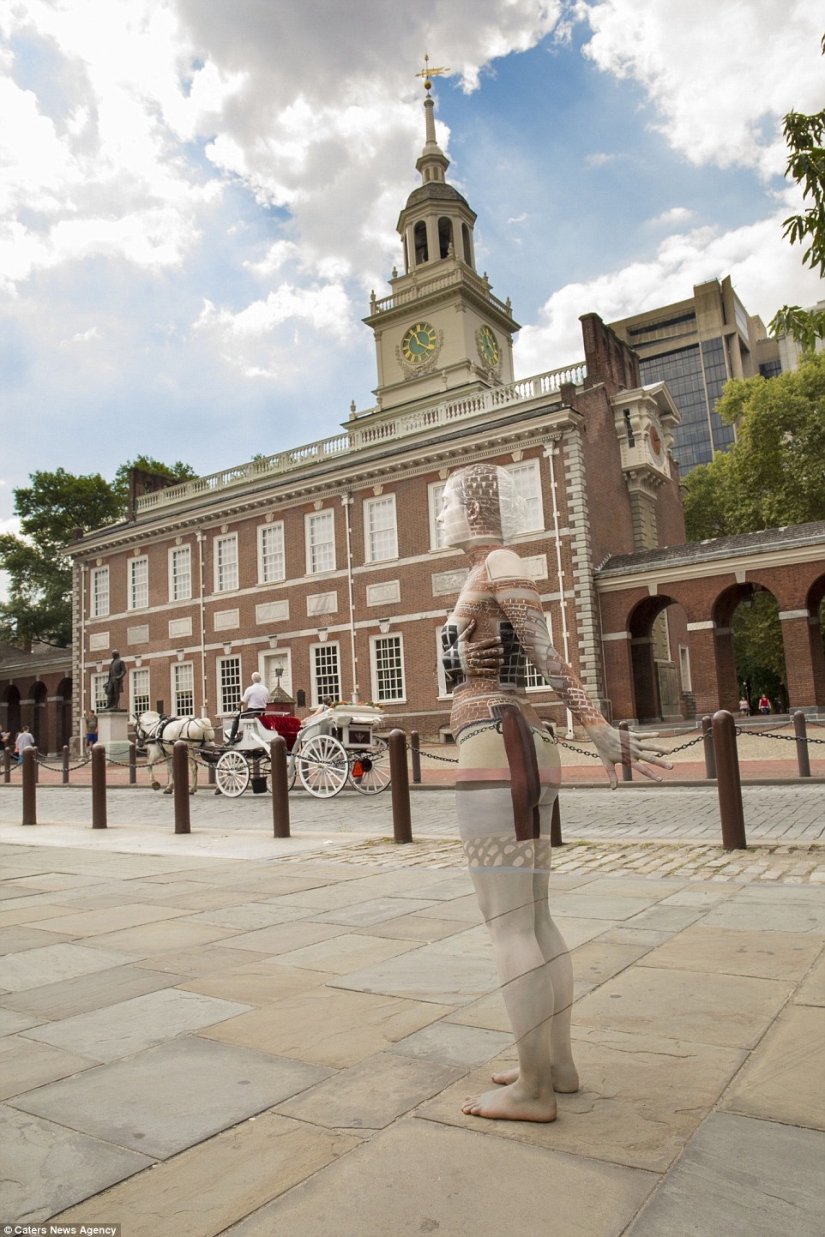 Gran camuflaje: cómo las personas desnudas se mezclan con el paisaje Gran camuflaje: cómo las personas desnudas se mezclan con el paisaje