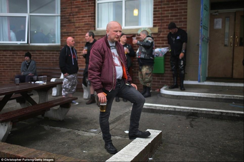 Gray hair in a beard, demon in a rib - how British elderly punks hang out Gray hair in a beard, demon in a rib - how British elderly punks hang out