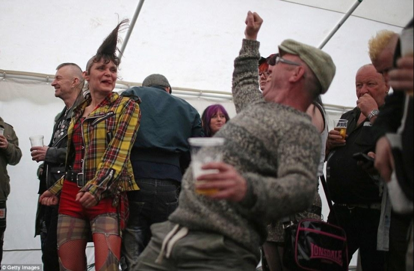 Gray hair in a beard, demon in a rib - how British elderly punks hang out Gray hair in a beard, demon in a rib - how British elderly punks hang out