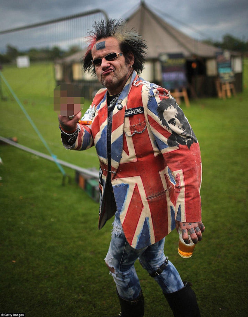 Gray hair in a beard, demon in a rib - how British elderly punks hang out Gray hair in a beard, demon in a rib - how British elderly punks hang out