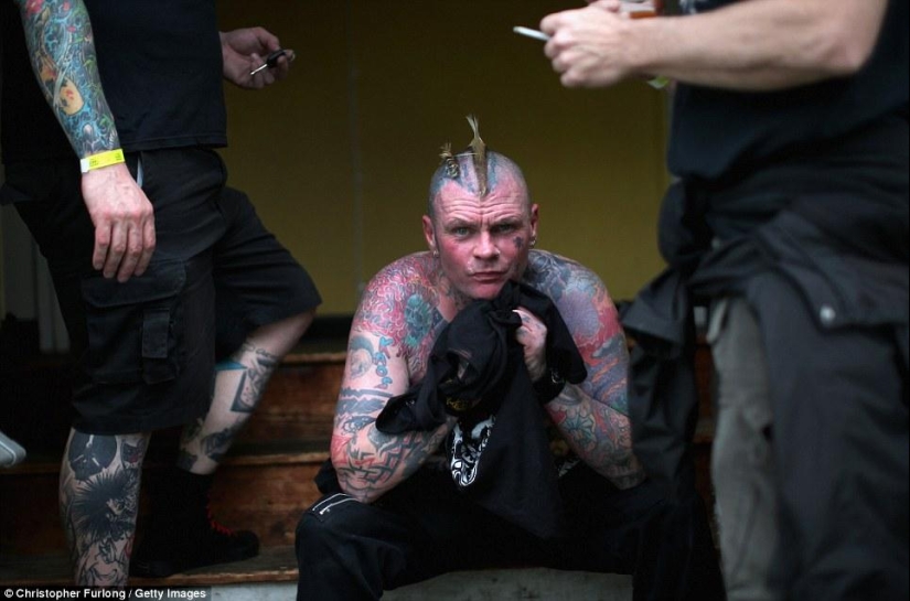 Gray hair in a beard, demon in a rib - how British elderly punks hang out Gray hair in a beard, demon in a rib - how British elderly punks hang out