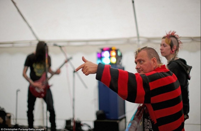 Gray hair in a beard, demon in a rib - how British elderly punks hang out Gray hair in a beard, demon in a rib - how British elderly punks hang out