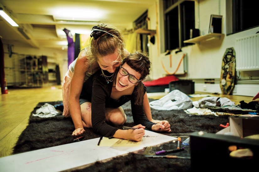 Guía de okupas londinenses en un proyecto fotográfico de Corinna Kern