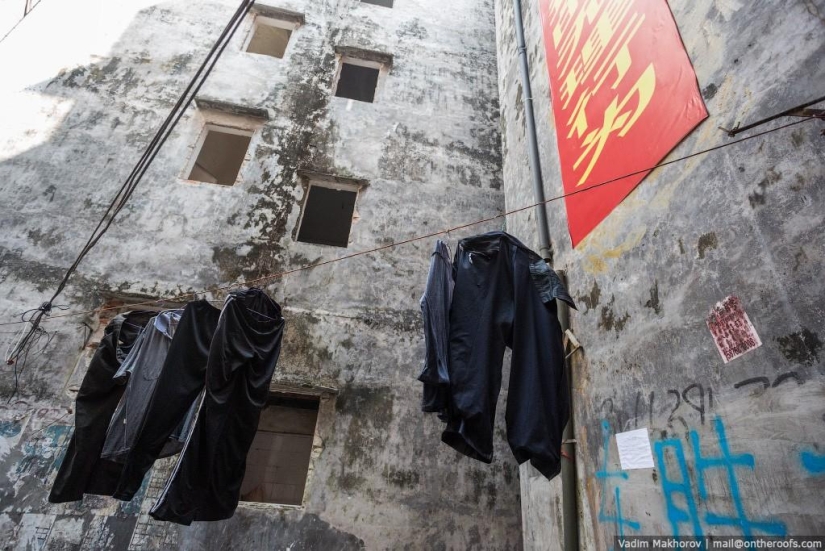 Guangzhou: Roofs and Slums