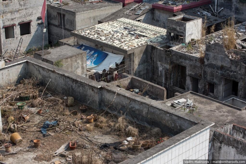 Guangzhou: Roofs and Slums