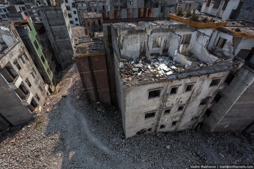 Guangzhou: Roofs and Slums