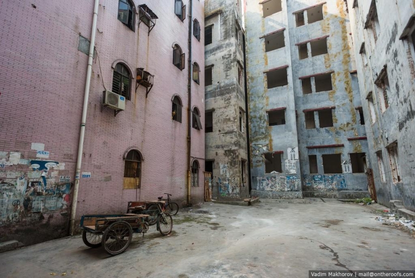Guangzhou: Roofs and Slums