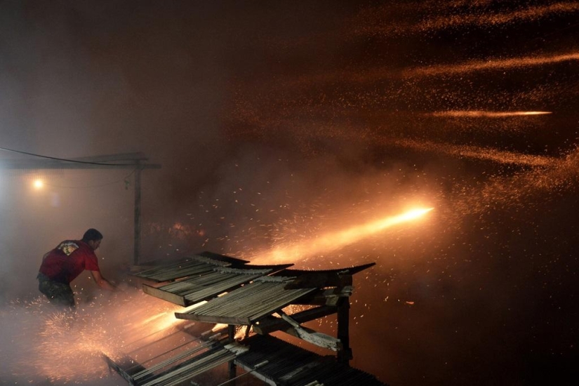 Guerra de cohetes en la celebración de Semana Santa Guerra de cohetes en la celebración de Semana Santa