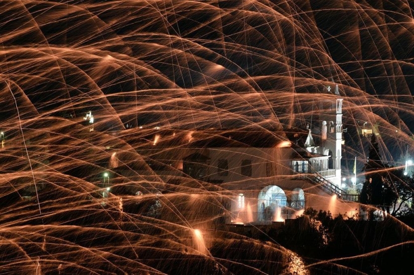 Guerra de cohetes en la celebración de Semana Santa Guerra de cohetes en la celebración de Semana Santa