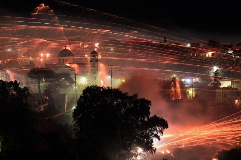 Guerra de cohetes en la celebración de Semana Santa Guerra de cohetes en la celebración de Semana Santa