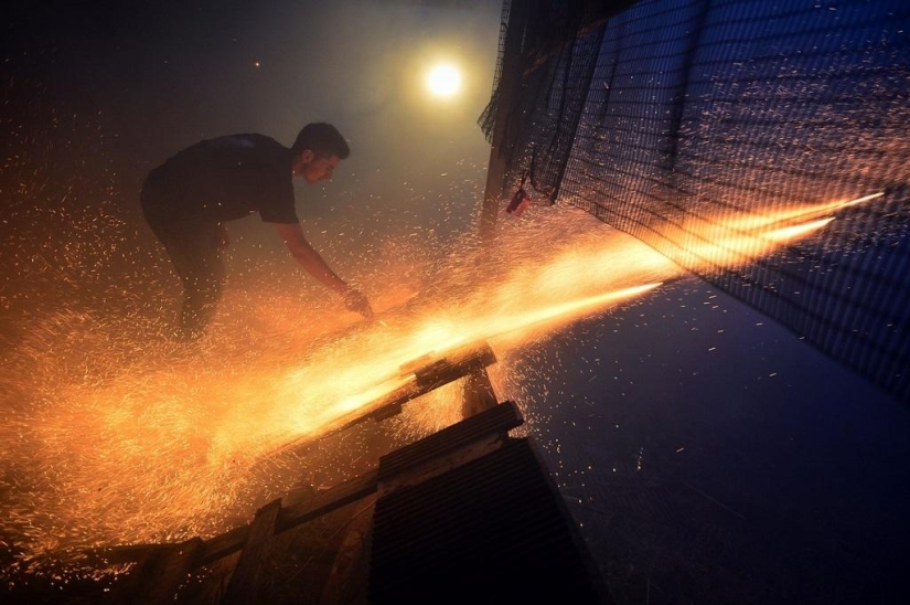 Guerra de cohetes en la celebración de Semana Santa Guerra de cohetes en la celebración de Semana Santa
