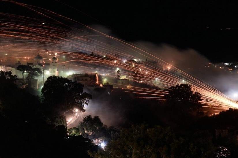Guerra de cohetes en la celebración de Semana Santa Guerra de cohetes en la celebración de Semana Santa