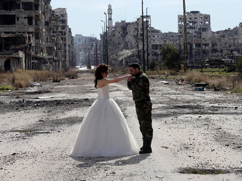 Guerra y paz: una pareja siria organizó una sesión de fotos de boda en las ruinas de Homs