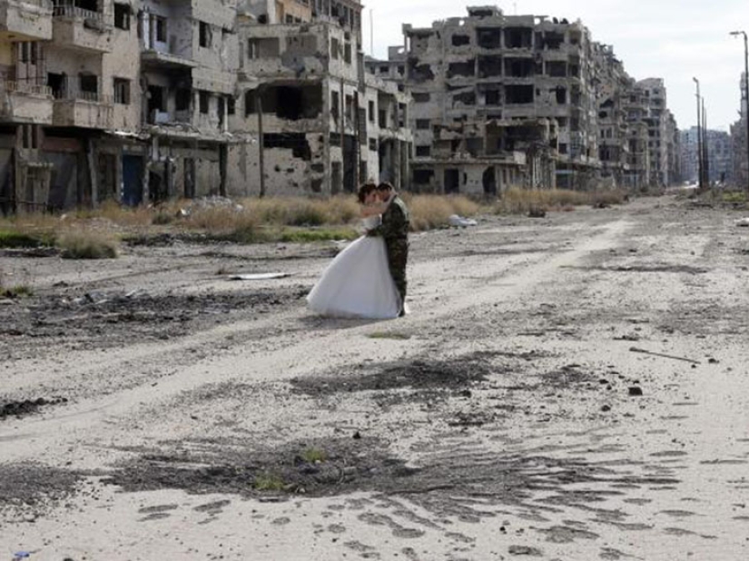 Guerra y paz: una pareja siria organizó una sesión de fotos de boda en las ruinas de Homs