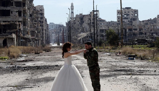 Guerra y paz: una pareja siria organizó una sesión de fotos de boda en las ruinas de Homs