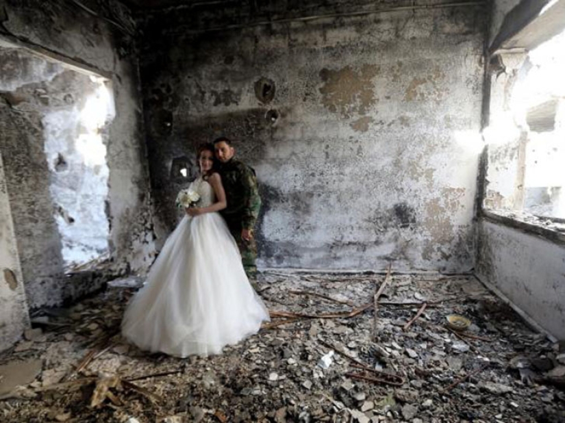 Guerra y paz: una pareja siria organizó una sesión de fotos de boda en las ruinas de Homs