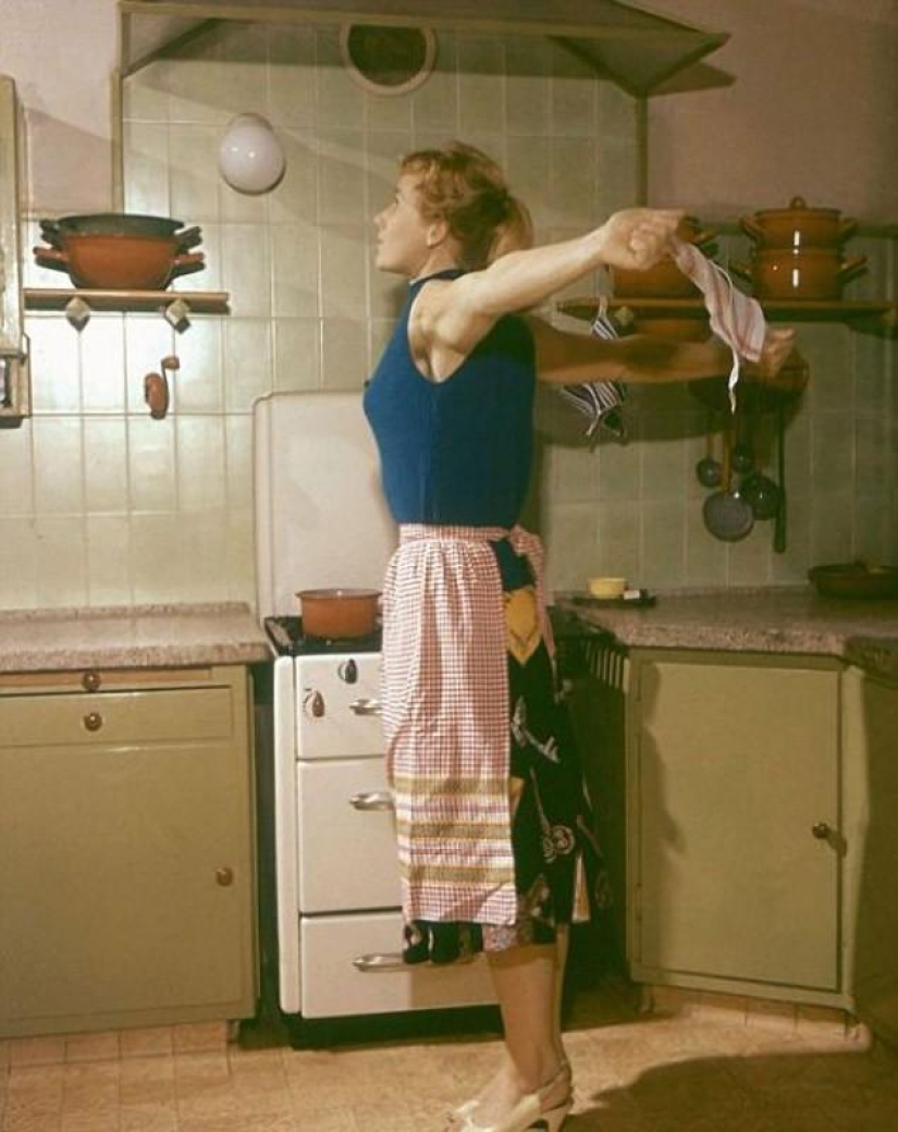 Gymnastics for housewives without leaving the daily routine