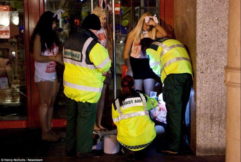 Half-naked drunk students of Britain - this is how the "Massacre" 2014 went