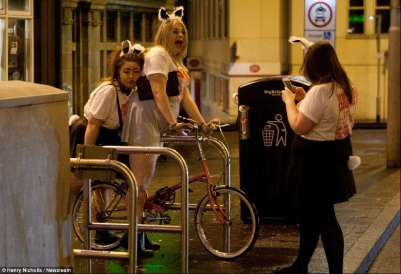 Half-naked drunk students of Britain - this is how the "Massacre" 2014 went