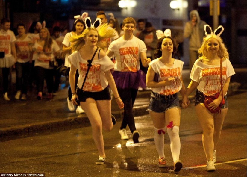 Half-naked drunk students of Britain - this is how the "Massacre" 2014 went