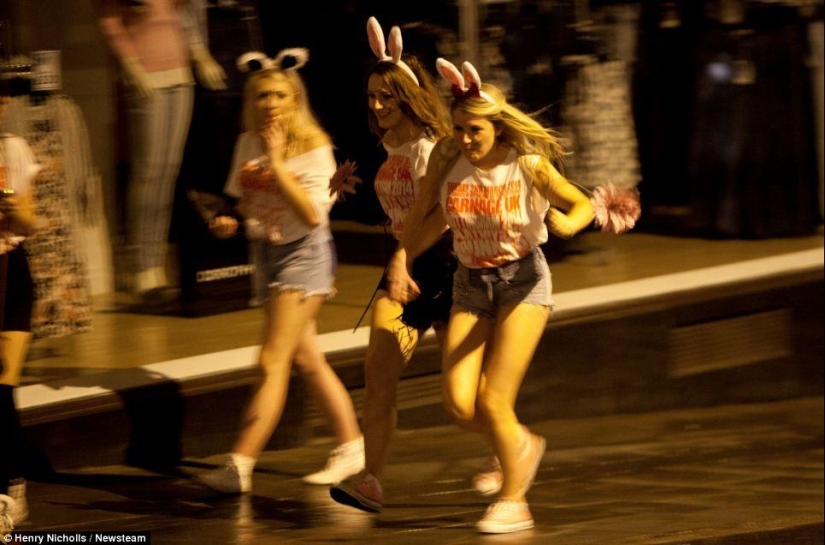 Half-naked drunk students of Britain - this is how the "Massacre" 2014 went