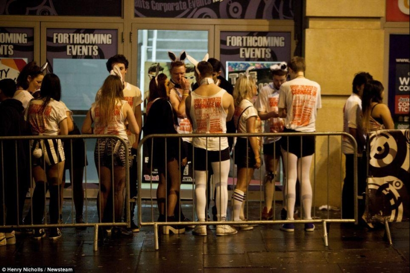 Half-naked drunk students of Britain - this is how the "Massacre" 2014 went
