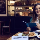 Hay un trabajo así: cenar en los mejores restaurantes y recibir un pago por ello