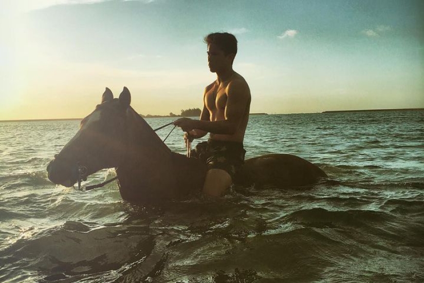 He is on a horse, but you are not: the Muslim prince is recognized as the most desirable bachelor of the planet He is on a horse, but you are not: the Muslim prince is recognized as the most desirable bachelor of the planet