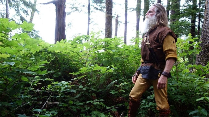 He lives in the woods, doesn't wear shoes and brushes his teeth with a pine cone He lives in the woods, doesn't wear shoes and brushes his teeth with a pine cone