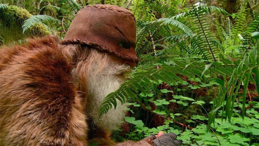 He lives in the woods, doesn't wear shoes and brushes his teeth with a pine cone He lives in the woods, doesn't wear shoes and brushes his teeth with a pine cone